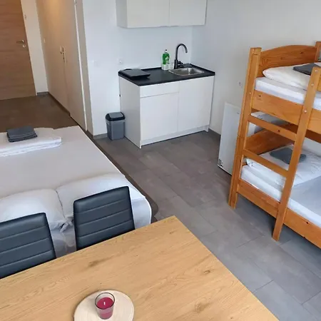 Renovated For Four شقة